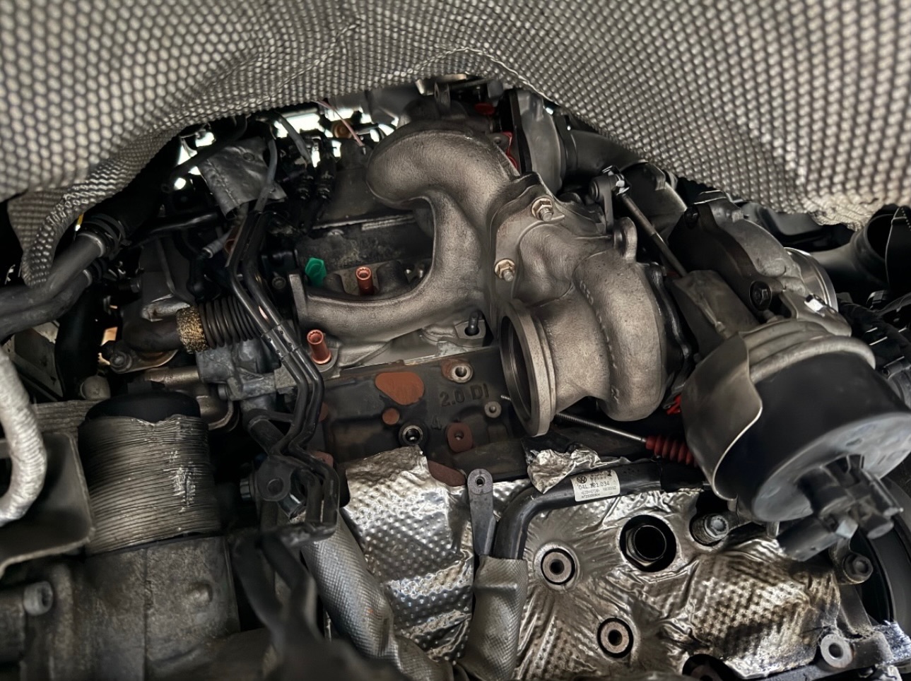 Mechanik opravuje motor osobného auta v servise