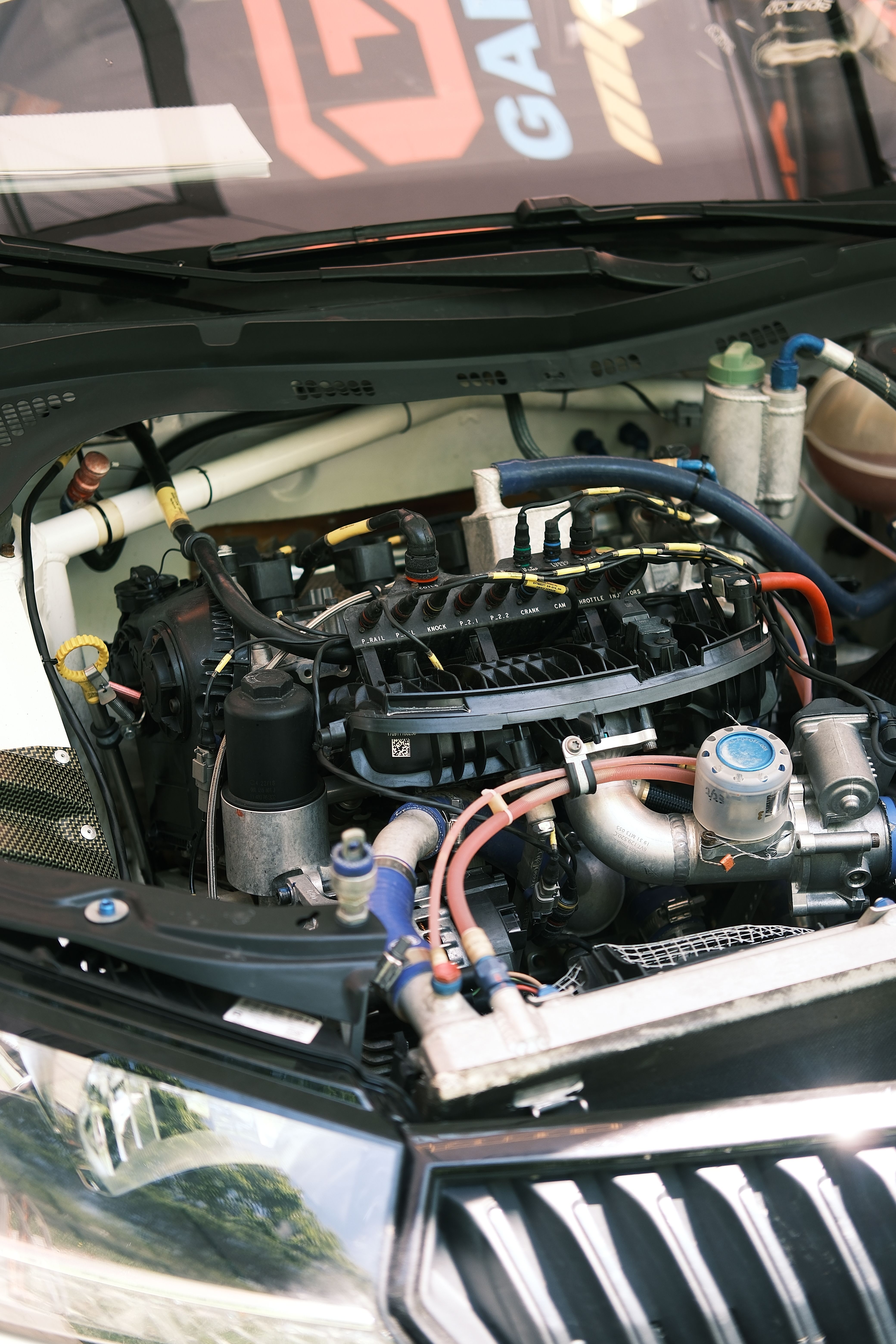 Diagnostický prístroj pripojený k autu v autoservise
